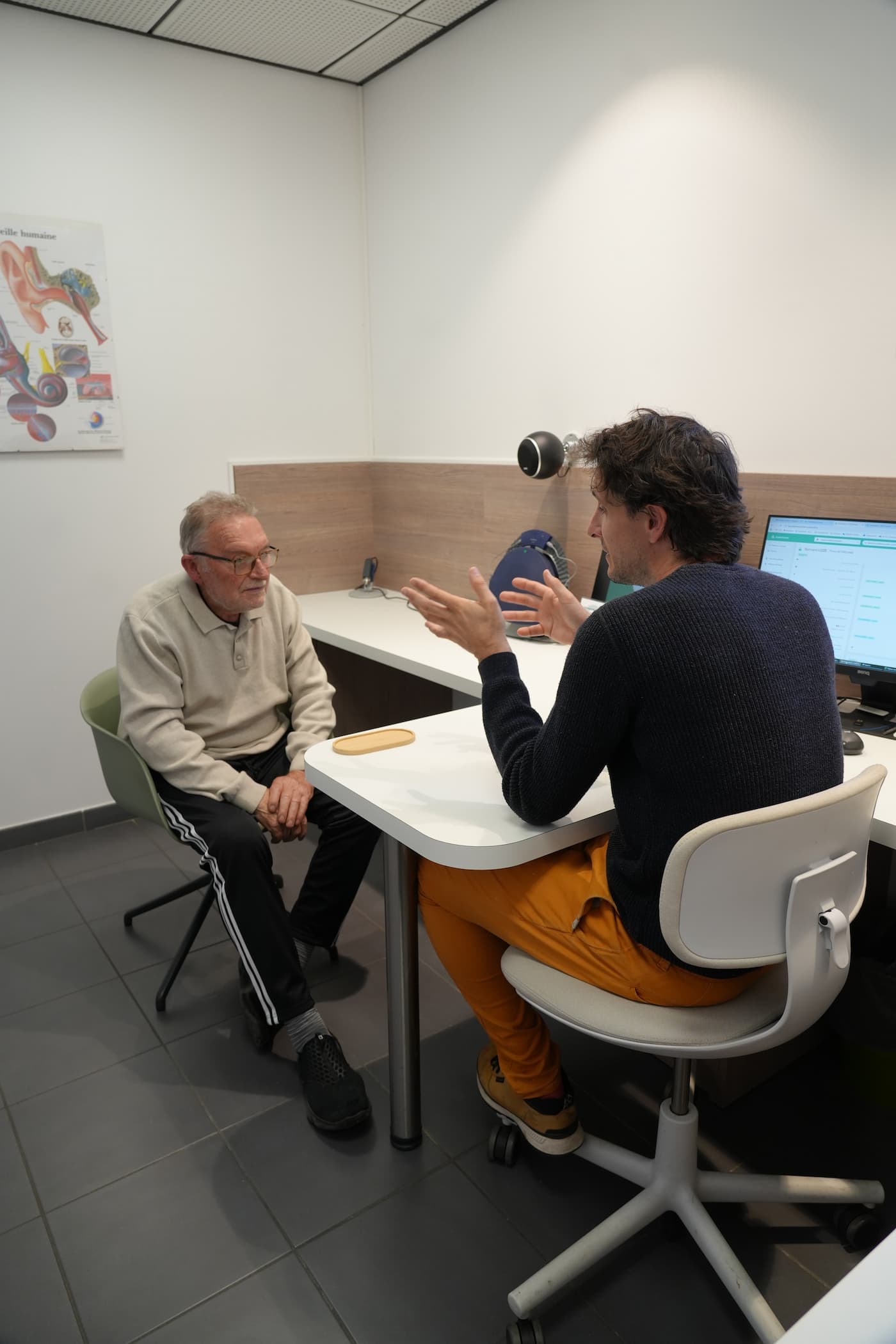 Adaptation d'une aide auditive par un audioprothésiste
