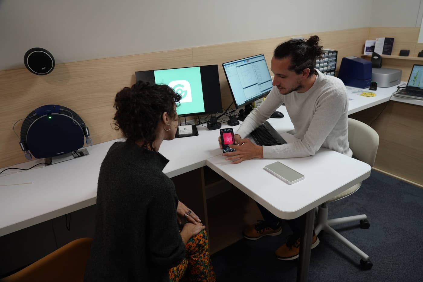 Audioprothésiste Guyon Audition accompagnant un patient en centre